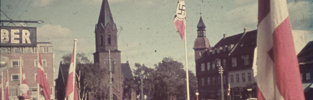 Der flages med naziflag på Torvet for Christian X